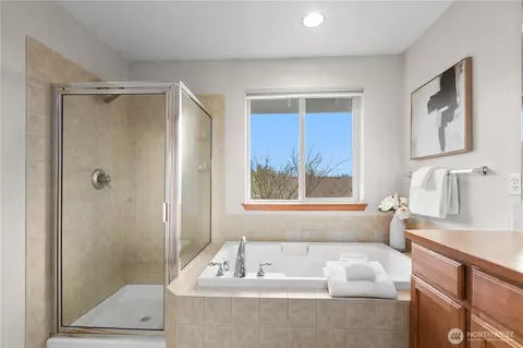 Bath - 4218 154th Pl SE, Bothell, WA 98012 photo 3 of 3