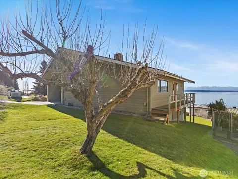 8318 Sunset Hill Dr, Clinton, WA 98236