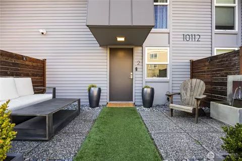 10112 NE 68th St #2, Kirkland, WA 98033
