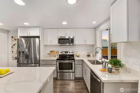 Kitchen - 2123 Harrison Ave, Everett, WA 98201 photo 2 of 3