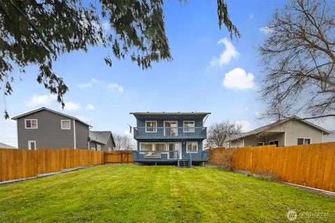 Exterior - 2123 Harrison Ave, Everett, WA 98201 photo 4 of 5