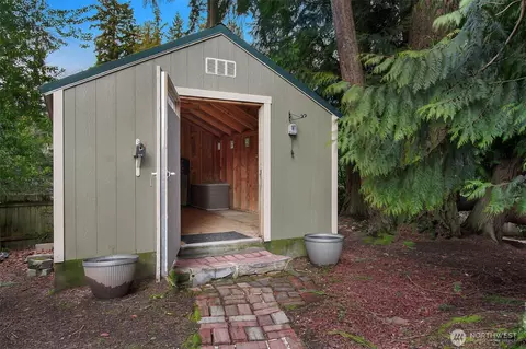 Exterior - 10524 NE 189th St, Bothell, WA 98011 photo 6 of 8
