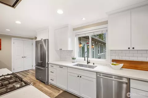 Kitchen - 10820 NE 154th Pl, Bothell, WA 98011 photo 6 of 10
