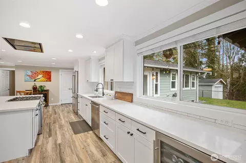 Kitchen - 10820 NE 154th Pl, Bothell, WA 98011 photo 9 of 10