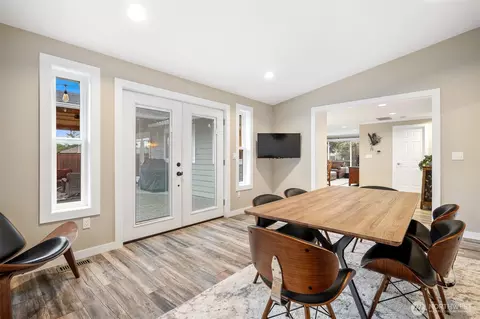 Dining - 10820 NE 154th Pl, Bothell, WA 98011 photo 2 of 3
