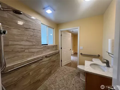 Bath - 4115 105th Pl SE, Everett, WA 98208 photo 3 of 5