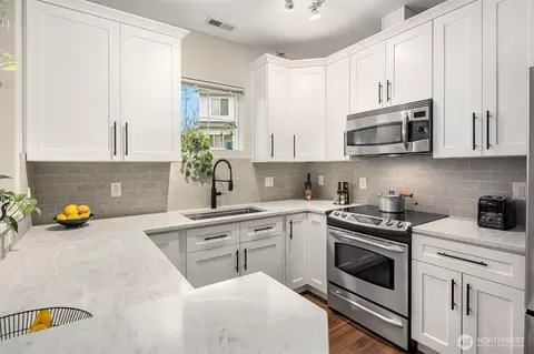 Kitchen - 14915 38th Dr SE #L1121, Bothell, WA 98012 photo 4 of 4