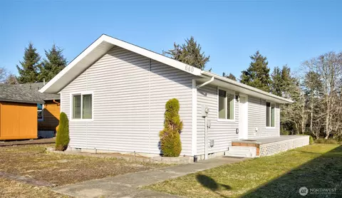 640 Island Cir SE, Ocean Shores, WA 98569