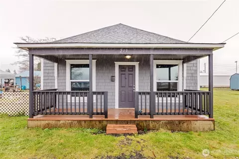 219 7th St, Raymond, WA 98577