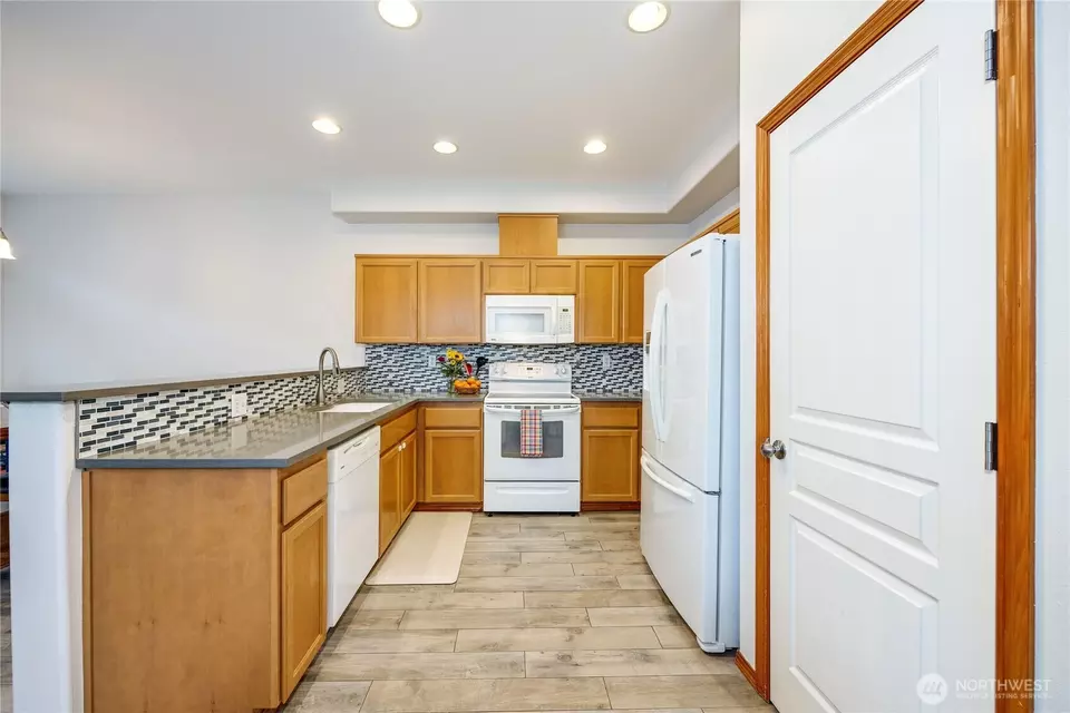 Kitchen - 239 NE Miramar Cir, Bremerton, WA 98311 photo 2 of 2