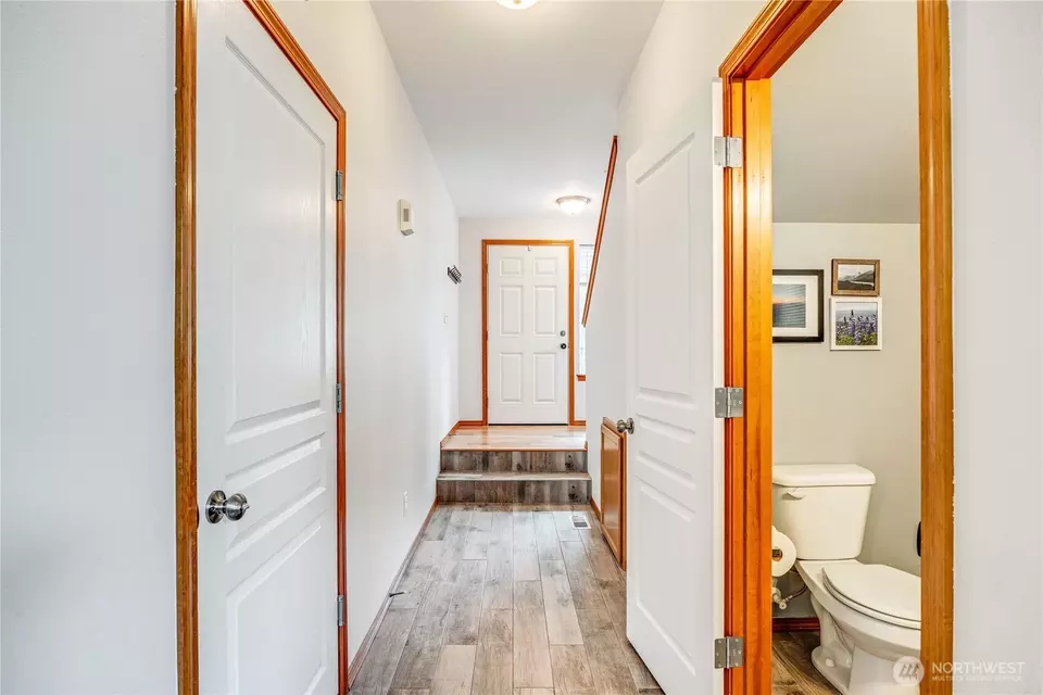 Entry Way - 239 NE Miramar Cir, Bremerton, WA 98311 photo 3 of 6