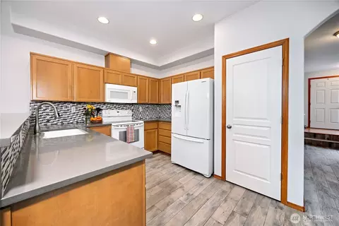 Kitchen - 239 NE Miramar Cir, Bremerton, WA 98311 photo 1 of 2