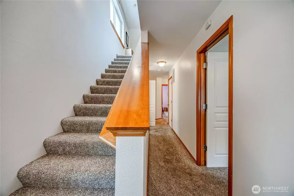 Entry Way - 239 NE Miramar Cir, Bremerton, WA 98311 photo 6 of 6