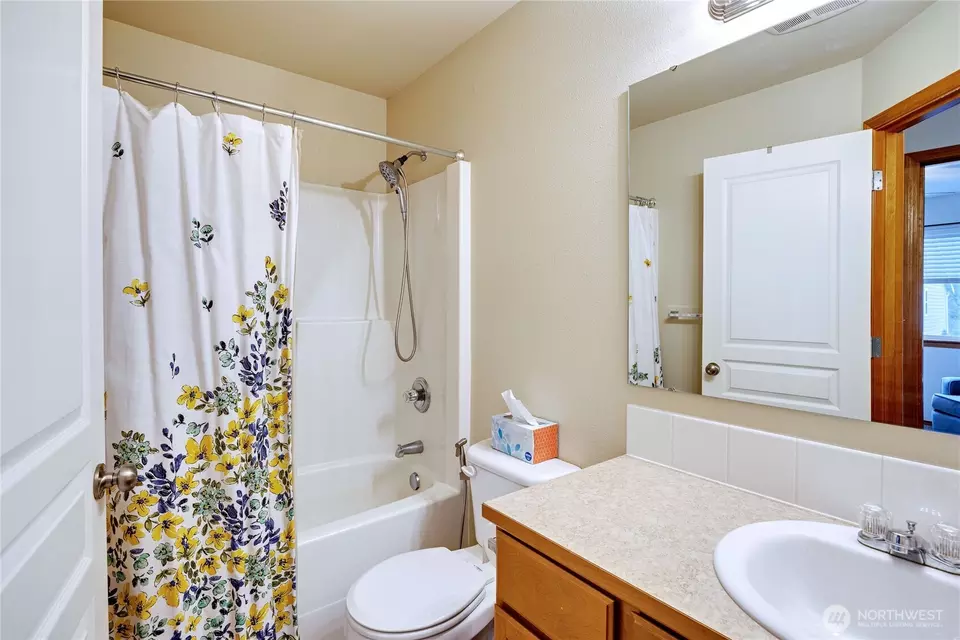 Bath - 239 NE Miramar Cir, Bremerton, WA 98311 photo 1 of 2