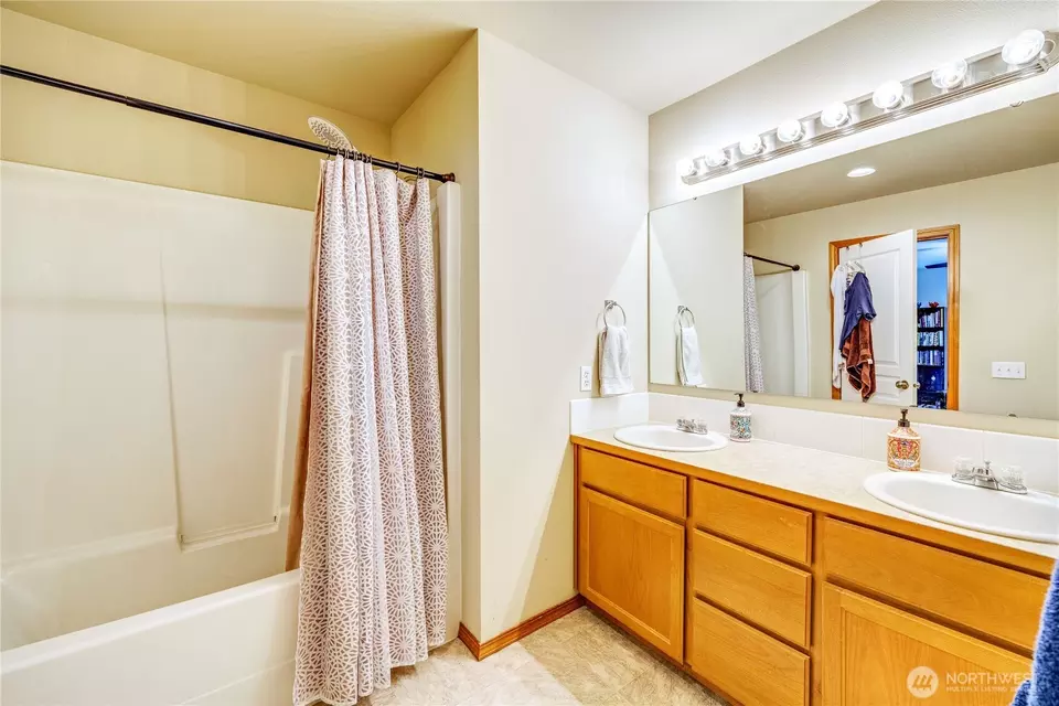 Bath - 239 NE Miramar Cir, Bremerton, WA 98311 photo 2 of 2