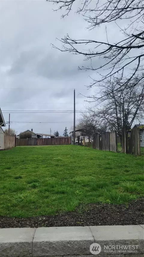 1021 E 64th St, Tacoma, WA 98404