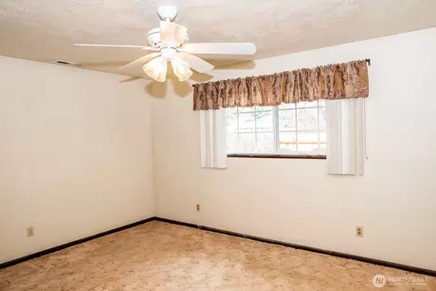 Bedroom - 7 48th Pl, Longview, WA 98632 photo 2 of 3