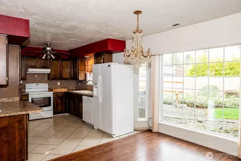 Kitchen - 7 48th Pl, Longview, WA 98632 photo 2 of 2