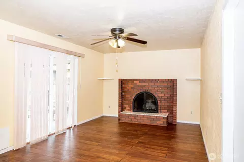 Living - 7 48th Pl, Longview, WA 98632 photo 3 of 3