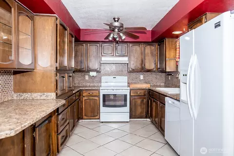 Kitchen - 7 48th Pl, Longview, WA 98632 photo 1 of 2