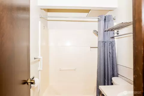 Bath - 7 48th Pl, Longview, WA 98632 photo 3 of 3