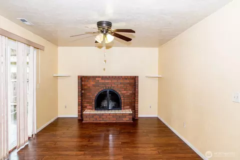 Living - 7 48th Pl, Longview, WA 98632 photo 2 of 3