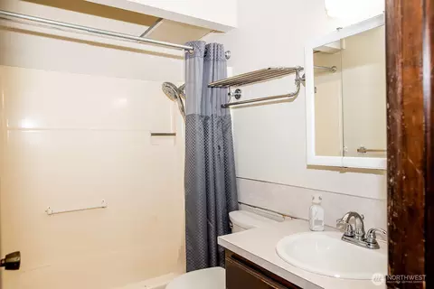 Bath - 7 48th Pl, Longview, WA 98632 photo 2 of 3