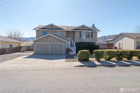 1324 3rd St SE, East Wenatchee, WA 98802
