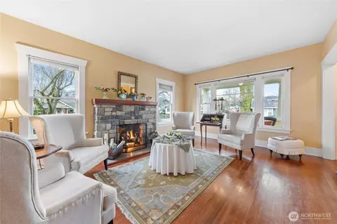 Living - 734 Sumner Ave, Sumner, WA 98390 photo 2 of 4