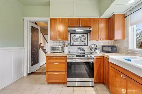 Kitchen - 734 Sumner Ave, Sumner, WA 98390 photo 2 of 3