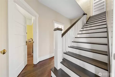 Entry Way - 734 Sumner Ave, Sumner, WA 98390 photo 1 of 1