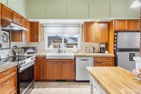 Kitchen - 734 Sumner Ave, Sumner, WA 98390 photo 1 of 3