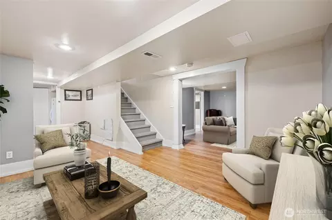 Living - 734 Sumner Ave, Sumner, WA 98390 photo 3 of 4