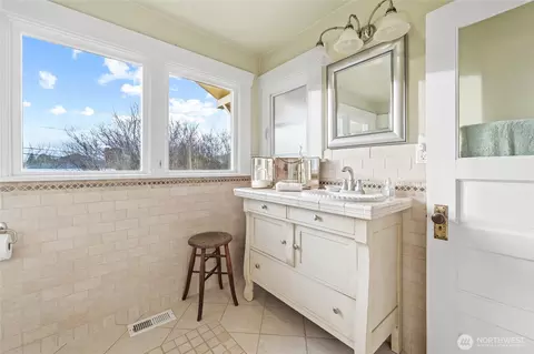 Bath - 734 Sumner Ave, Sumner, WA 98390 photo 3 of 4