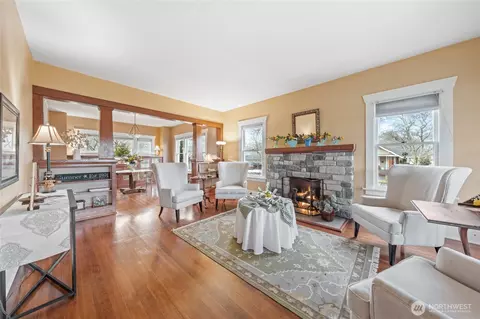 Living - 734 Sumner Ave, Sumner, WA 98390 photo 1 of 4