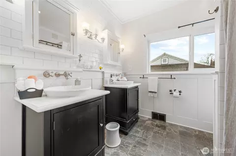 Bath - 734 Sumner Ave, Sumner, WA 98390 photo 1 of 4