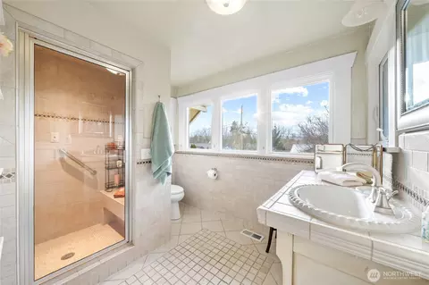 Bath - 734 Sumner Ave, Sumner, WA 98390 photo 2 of 4