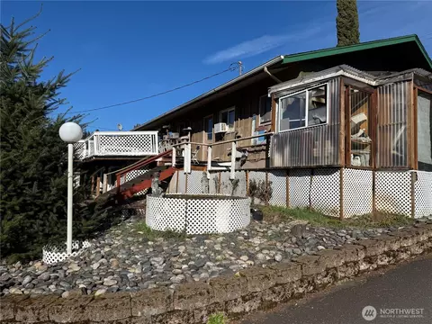 Exterior - 3935 NE Ne Everett St, Camas, WA 98607 photo 7 of 12
