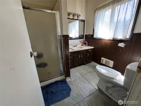 Bath - 3935 NE Ne Everett St, Camas, WA 98607 photo 3 of 4