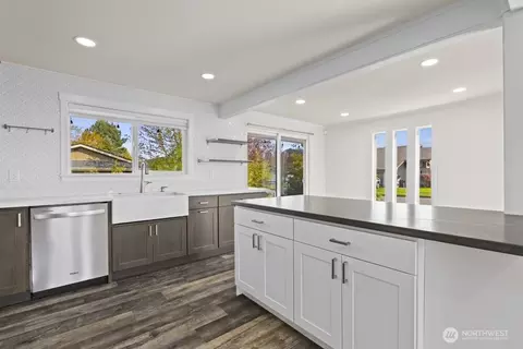 Kitchen - 355 Charwila Ln, Enumclaw, WA 98022 photo 2 of 3