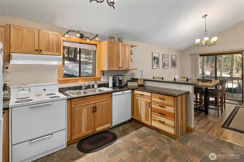 Kitchen - 751 Highland Loop, Ronald, WA 98940 photo 2 of 3