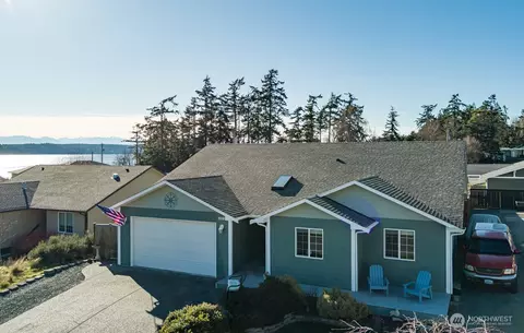 1090 Landing Cir, Oak Harbor, WA 98277