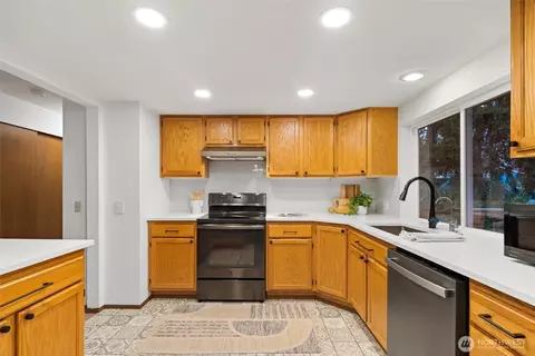 Kitchen - 16603 23rd Ave SE, Bothell, WA 98012 photo 3 of 4