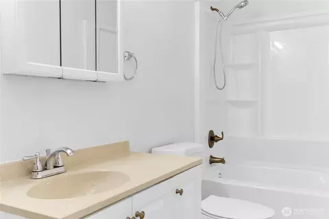 Bath - 2115 Pinehurst Ave, Everett, WA 98203 photo 1 of 1
