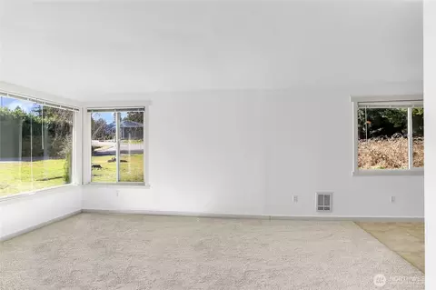 Living - 2115 Pinehurst Ave, Everett, WA 98203 photo 1 of 4
