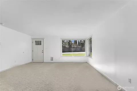 Living - 2115 Pinehurst Ave, Everett, WA 98203 photo 2 of 4