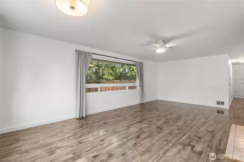 Living - 318 89th St SE, Everett, WA 98208 photo 3 of 4