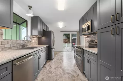 Kitchen - 318 89th St SE, Everett, WA 98208 photo 4 of 7