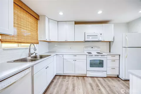 Kitchen - 1301 S 3rd Ave #13C, Sequim, WA 98382 photo 3 of 3