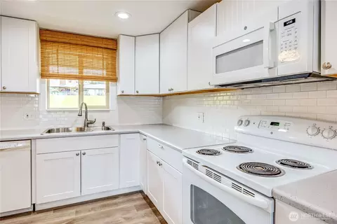 Kitchen - 1301 S 3rd Ave #13C, Sequim, WA 98382 photo 2 of 3